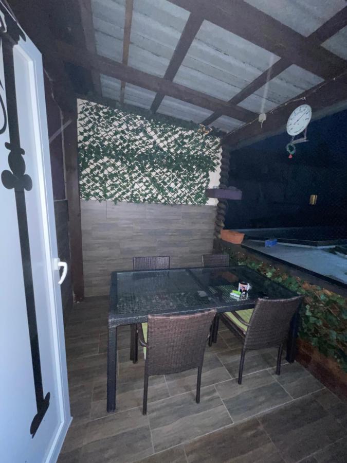 Hostel Lovely Rooms, City Center, Shared Bathroom, Windows To Corridor วิลลาค ภายนอก รูปภาพ