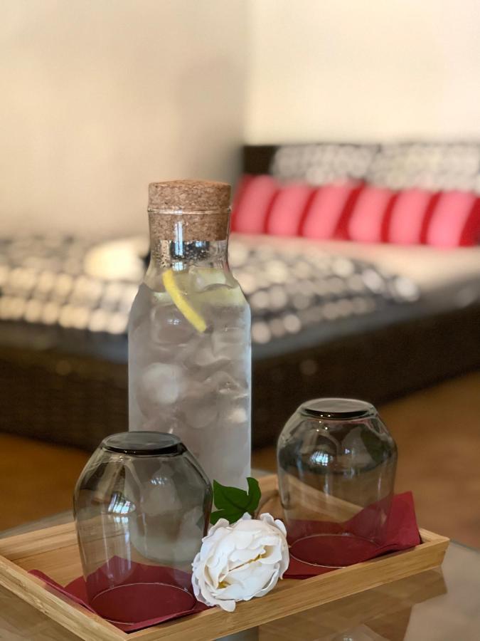 Hostel Lovely Rooms, City Center, Shared Bathroom, Windows To Corridor วิลลาค ภายนอก รูปภาพ