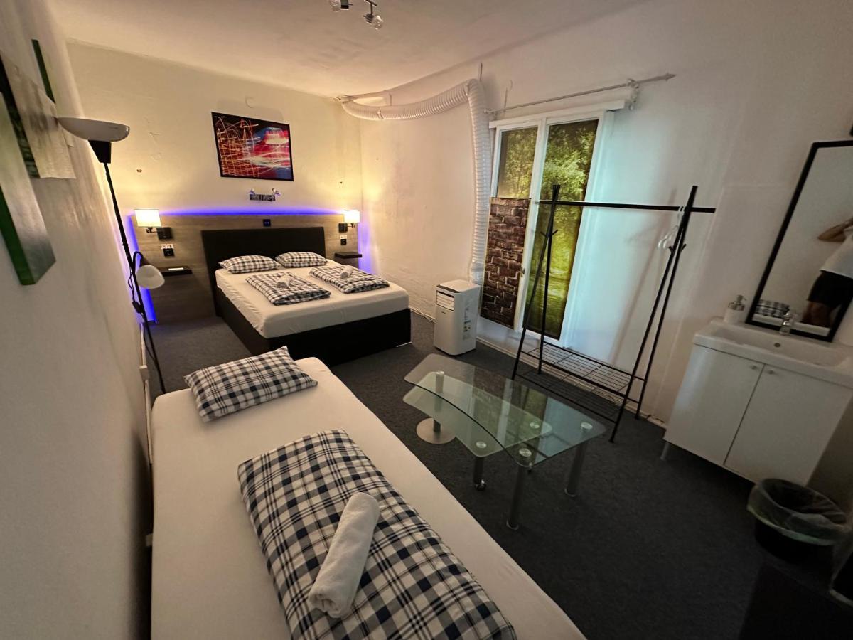 Hostel Lovely Rooms, City Center, Shared Bathroom, Windows To Corridor วิลลาค ภายนอก รูปภาพ