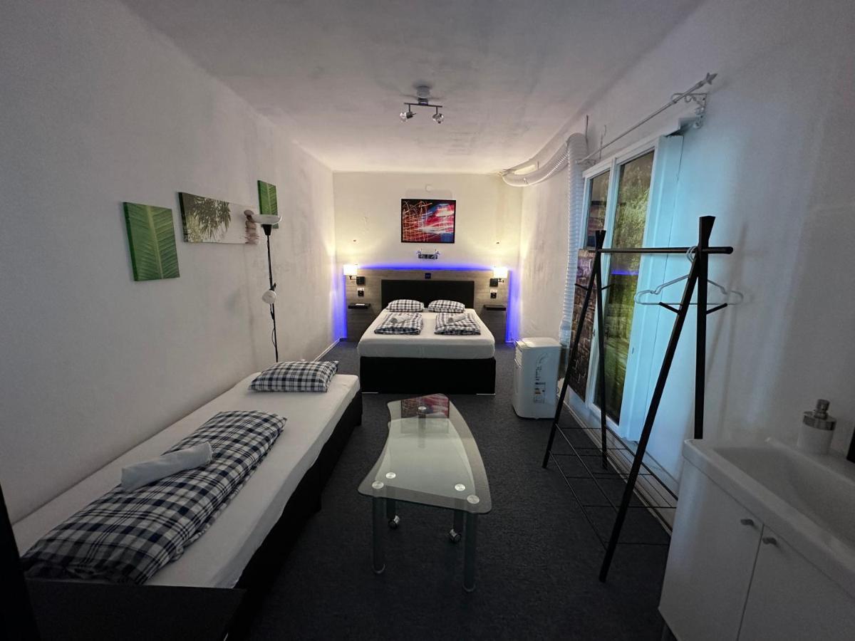 Hostel Lovely Rooms, City Center, Shared Bathroom, Windows To Corridor วิลลาค ภายนอก รูปภาพ
