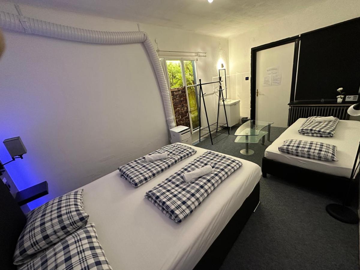 Hostel Lovely Rooms, City Center, Shared Bathroom, Windows To Corridor วิลลาค ภายนอก รูปภาพ