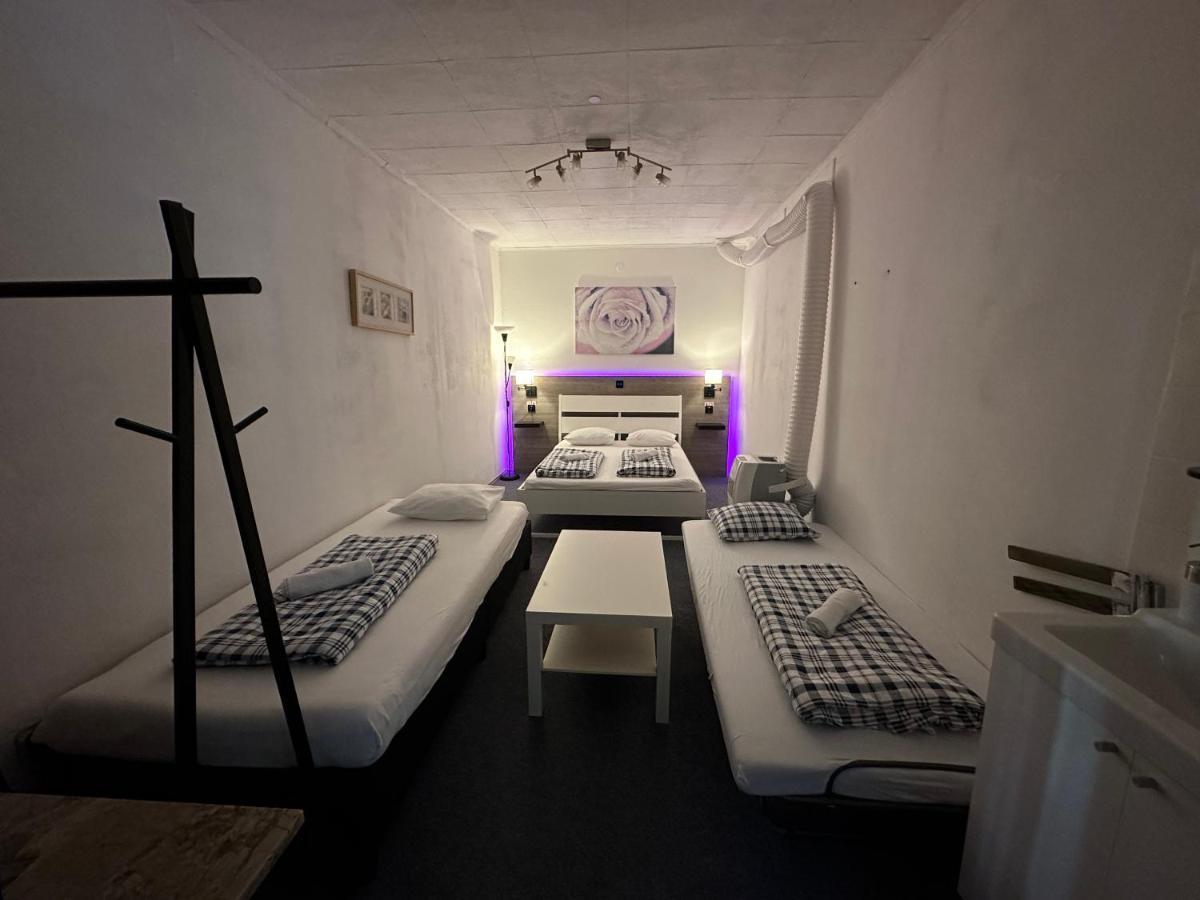 Hostel Lovely Rooms, City Center, Shared Bathroom, Windows To Corridor วิลลาค ภายนอก รูปภาพ