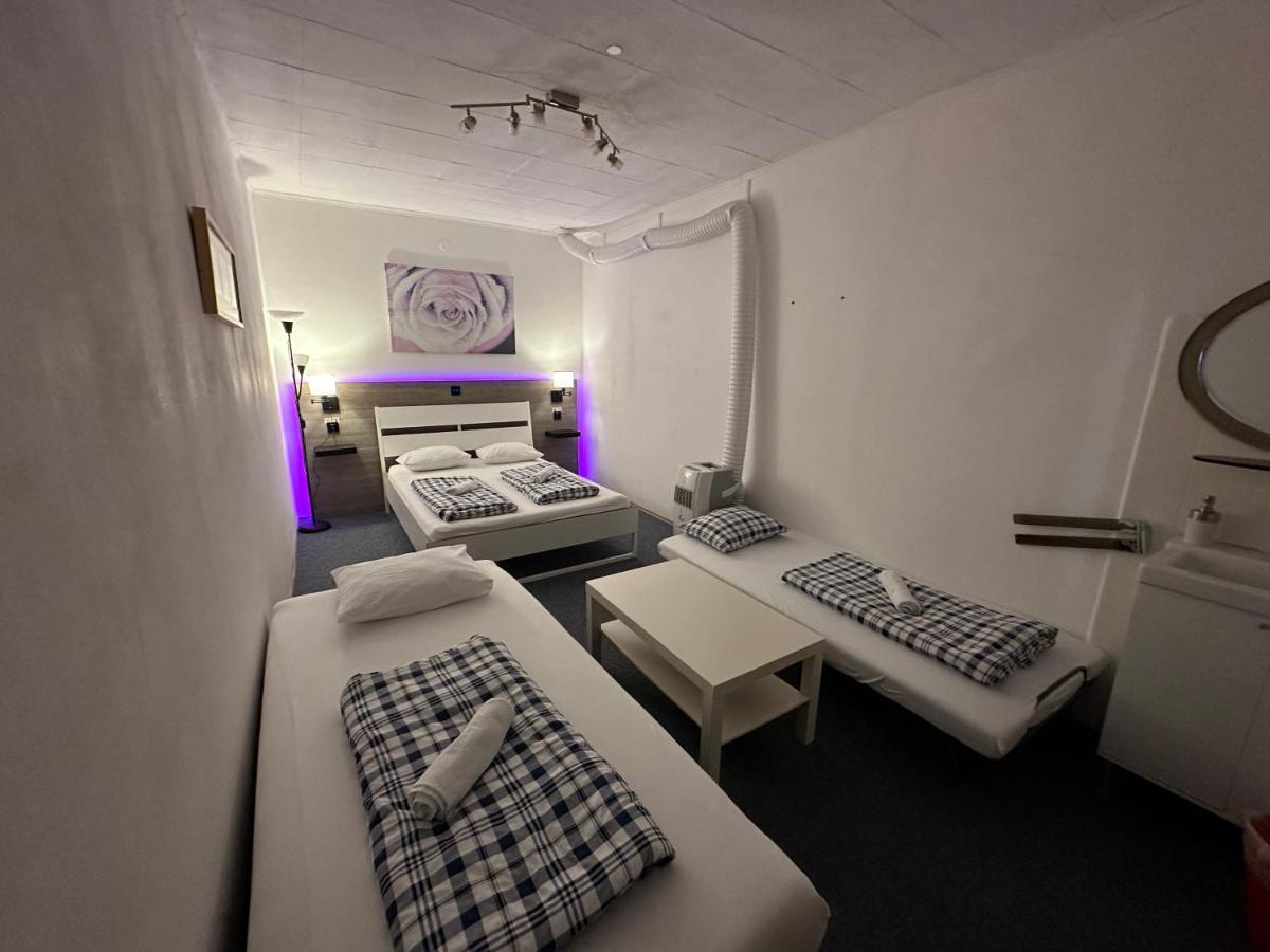 Hostel Lovely Rooms, City Center, Shared Bathroom, Windows To Corridor วิลลาค ภายนอก รูปภาพ