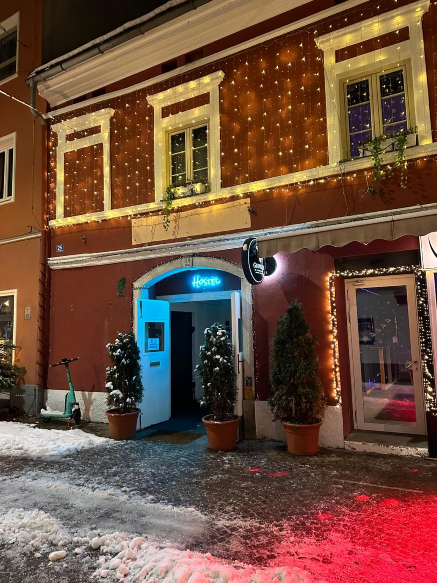 Hostel Lovely Rooms, City Center, Shared Bathroom, Windows To Corridor วิลลาค ภายนอก รูปภาพ