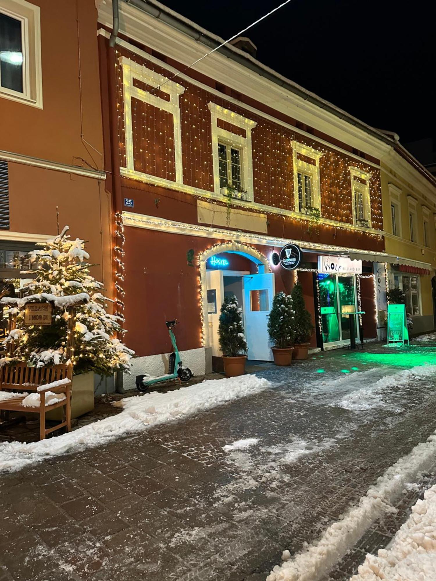 Hostel Lovely Rooms, City Center, Shared Bathroom, Windows To Corridor วิลลาค ภายนอก รูปภาพ