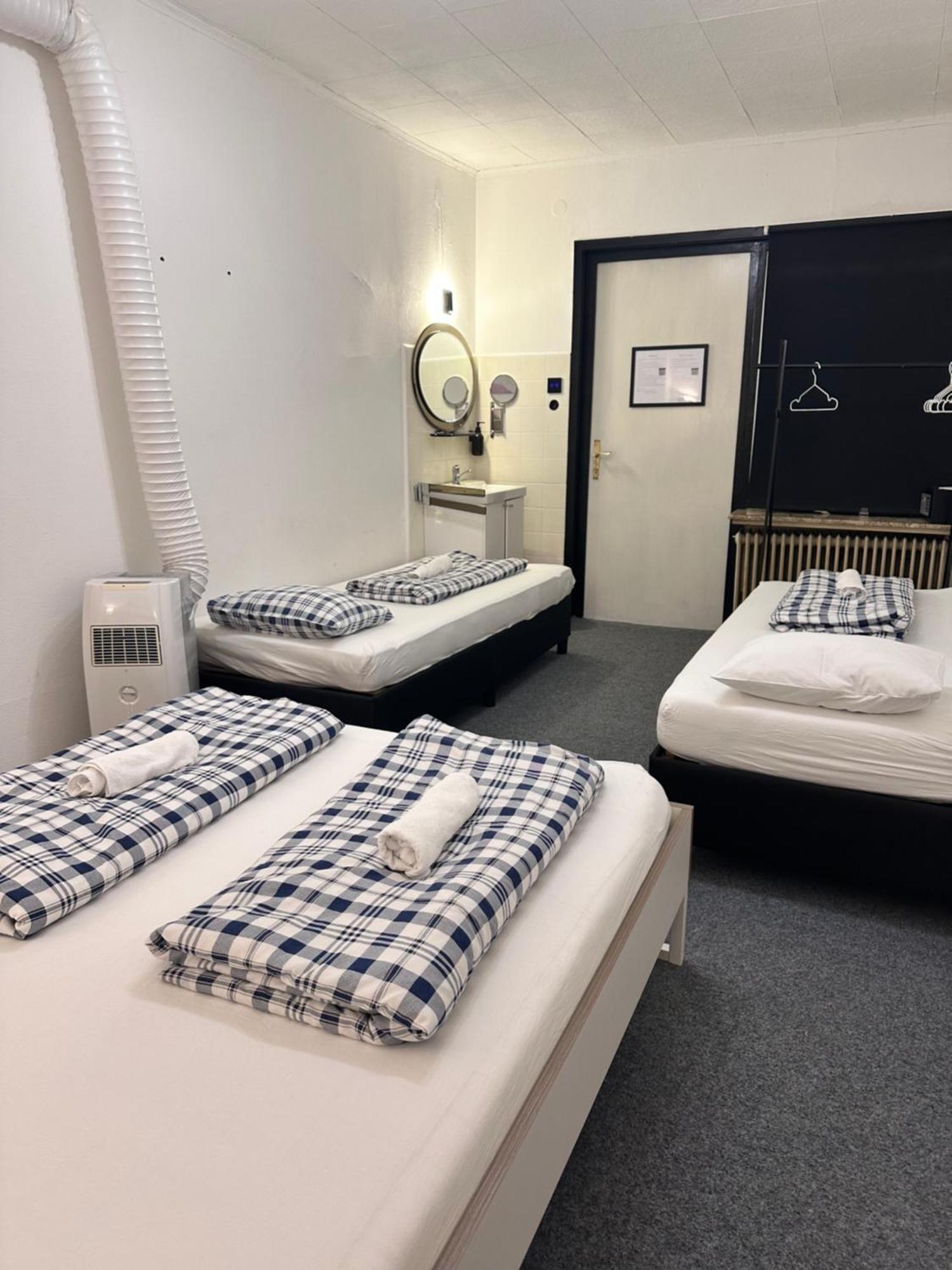 Hostel Lovely Rooms, City Center, Shared Bathroom, Windows To Corridor วิลลาค ภายนอก รูปภาพ