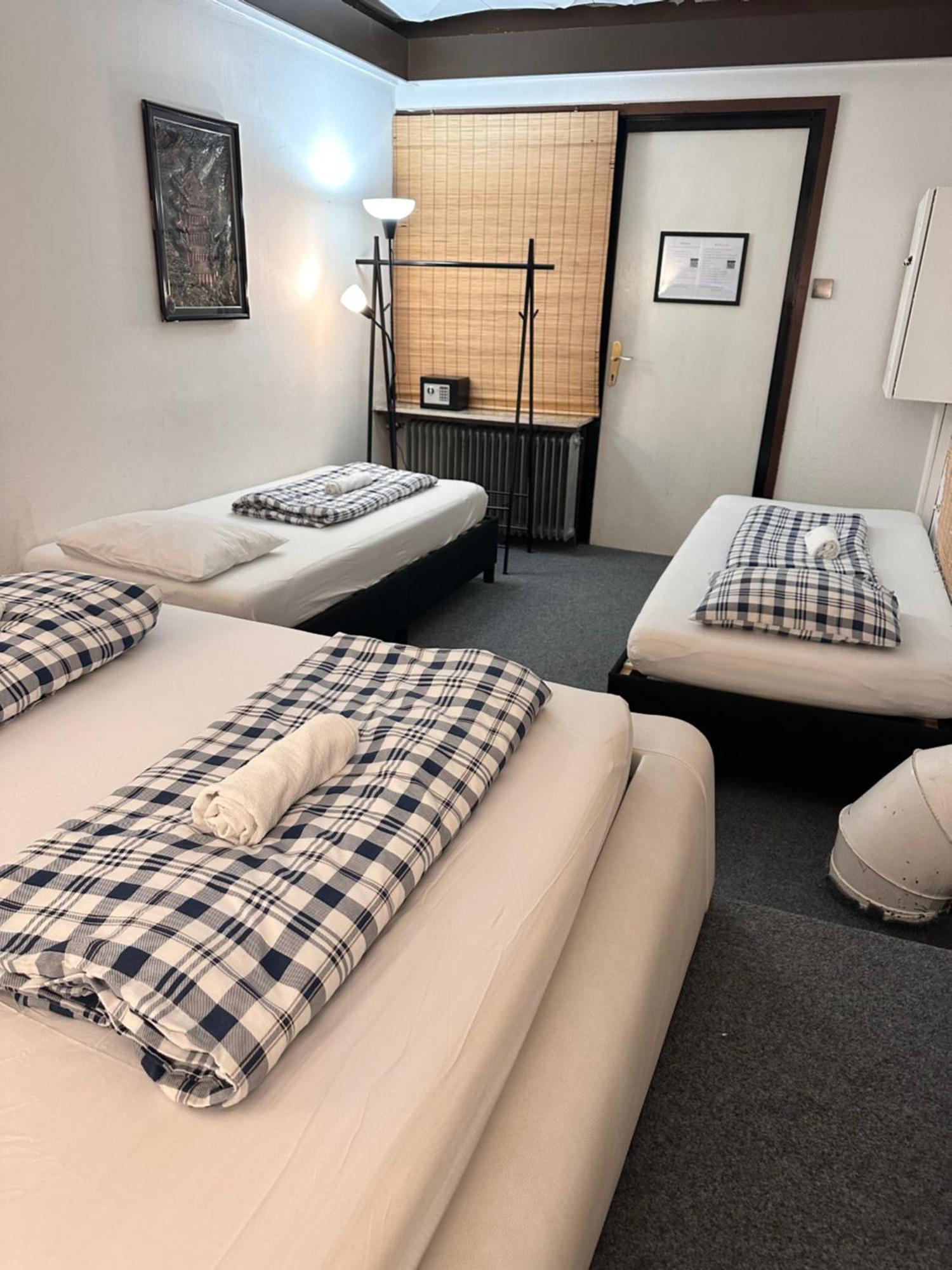 Hostel Lovely Rooms, City Center, Shared Bathroom, Windows To Corridor วิลลาค ภายนอก รูปภาพ