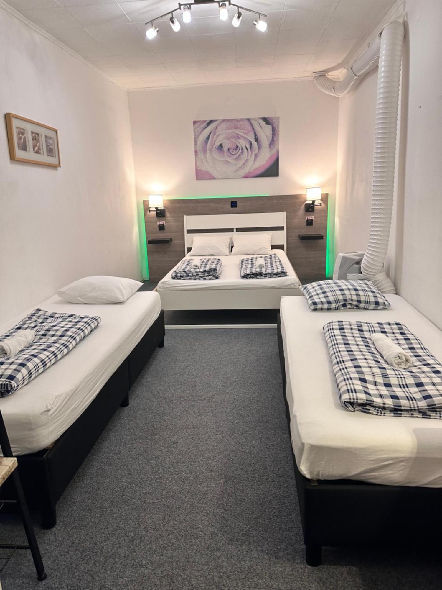 Hostel Lovely Rooms, City Center, Shared Bathroom, Windows To Corridor วิลลาค ห้อง รูปภาพ