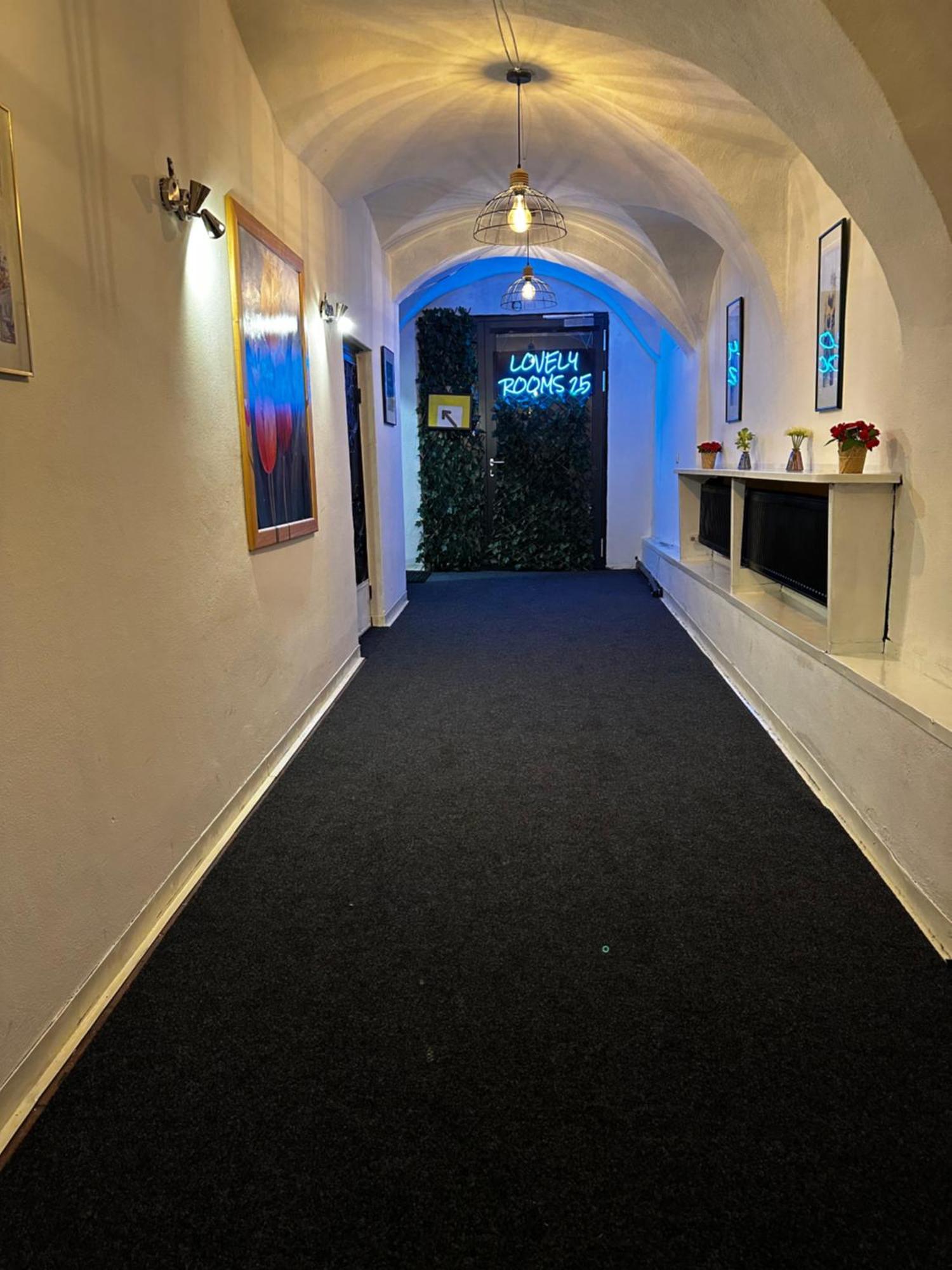 Hostel Lovely Rooms, City Center, Shared Bathroom, Windows To Corridor วิลลาค ภายนอก รูปภาพ