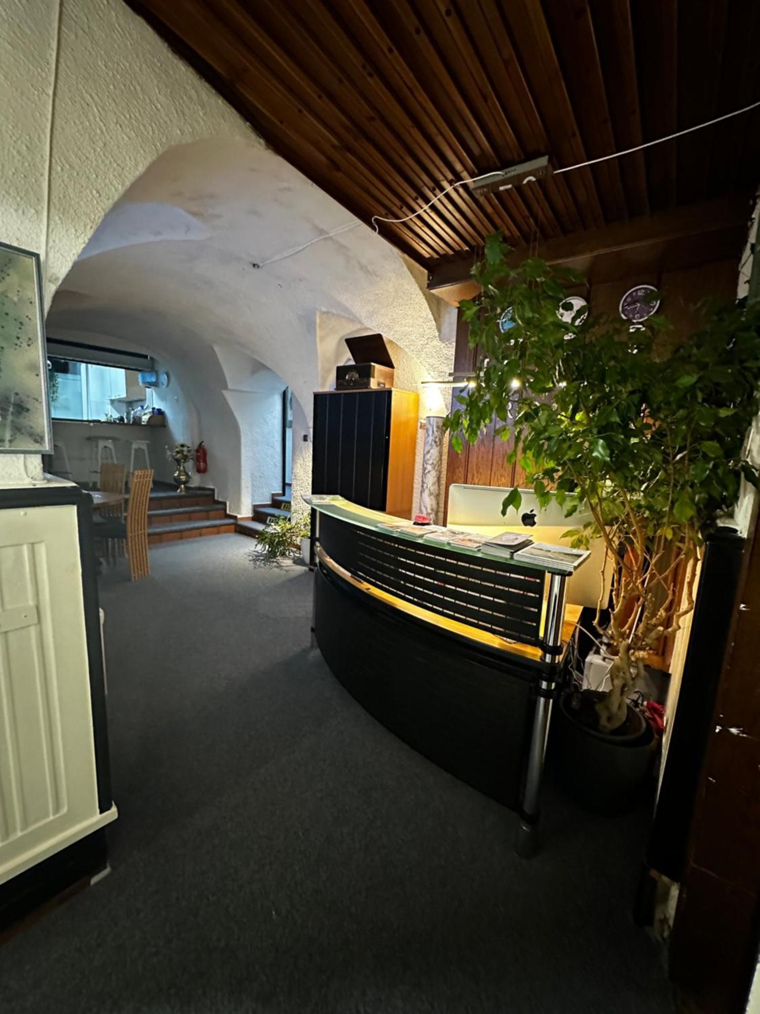 Hostel Lovely Rooms, City Center, Shared Bathroom, Windows To Corridor วิลลาค ภายนอก รูปภาพ