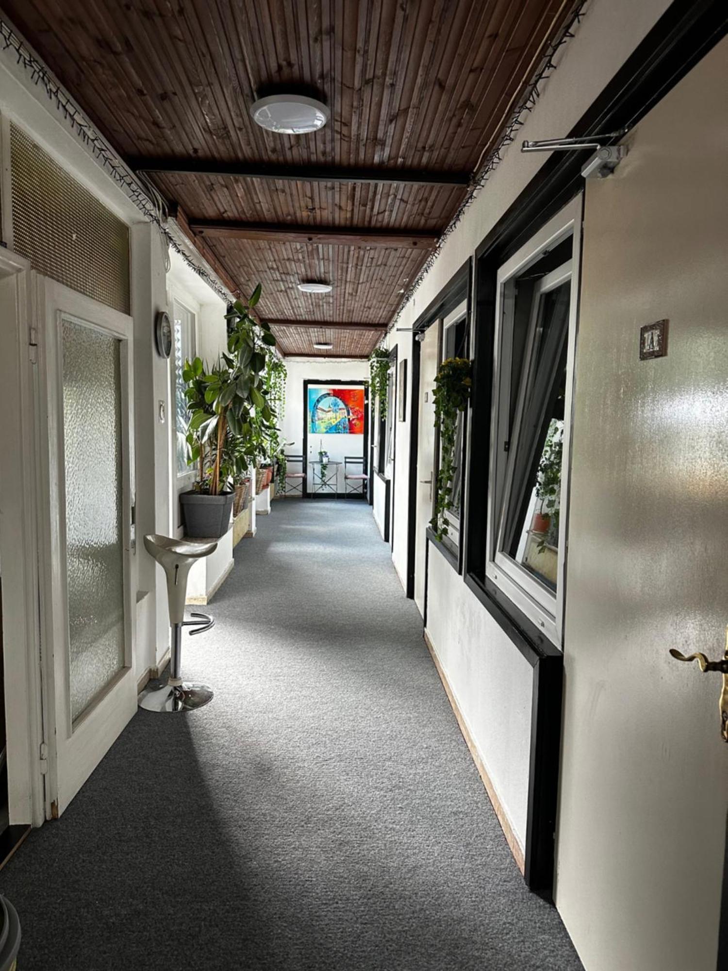 Hostel Lovely Rooms, City Center, Shared Bathroom, Windows To Corridor วิลลาค ภายนอก รูปภาพ