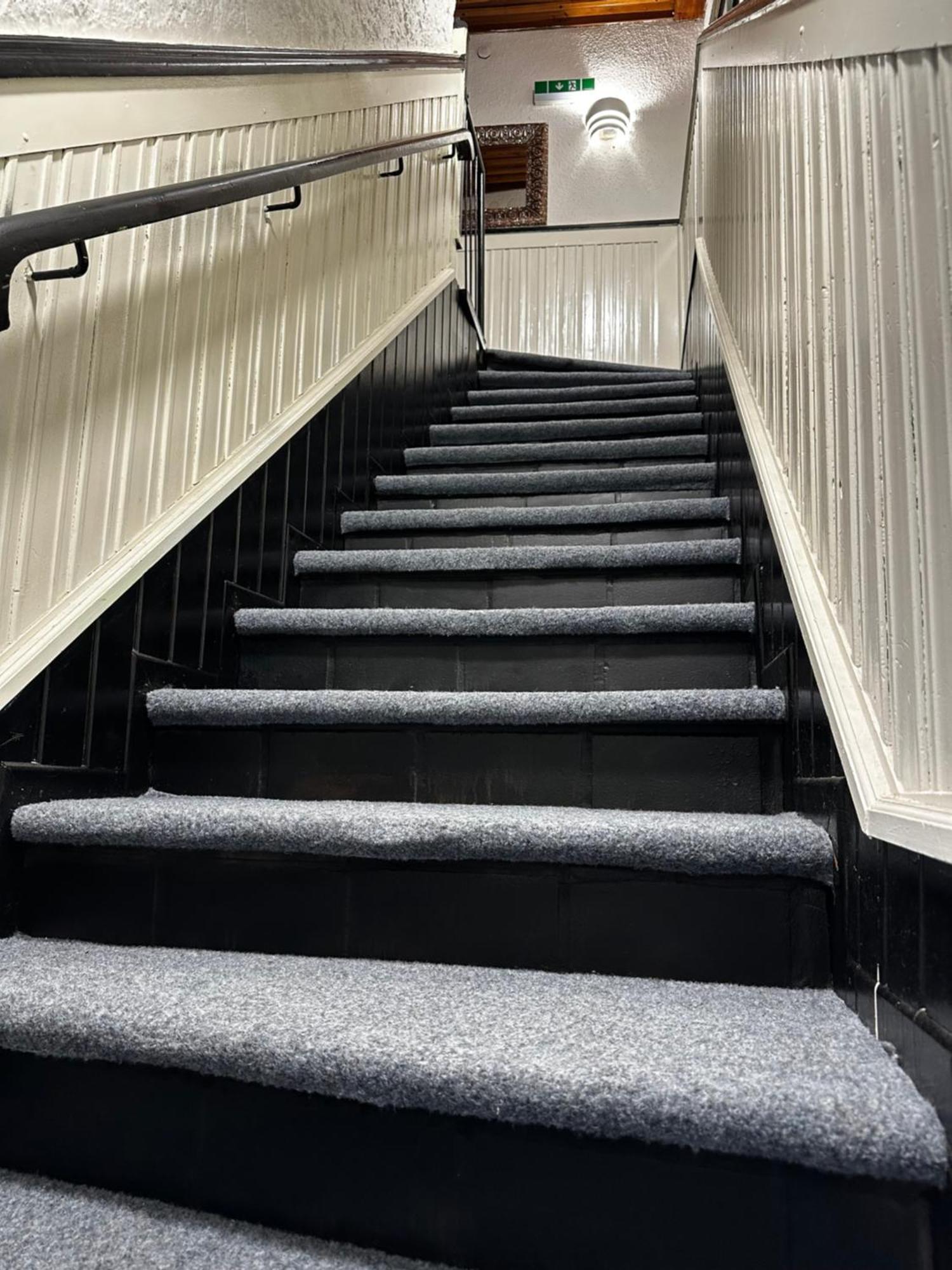 Hostel Lovely Rooms, City Center, Shared Bathroom, Windows To Corridor วิลลาค ภายนอก รูปภาพ
