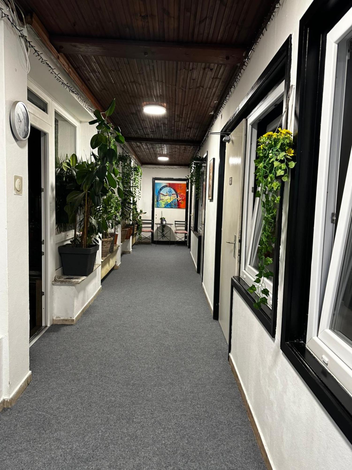 Hostel Lovely Rooms, City Center, Shared Bathroom, Windows To Corridor วิลลาค ภายนอก รูปภาพ