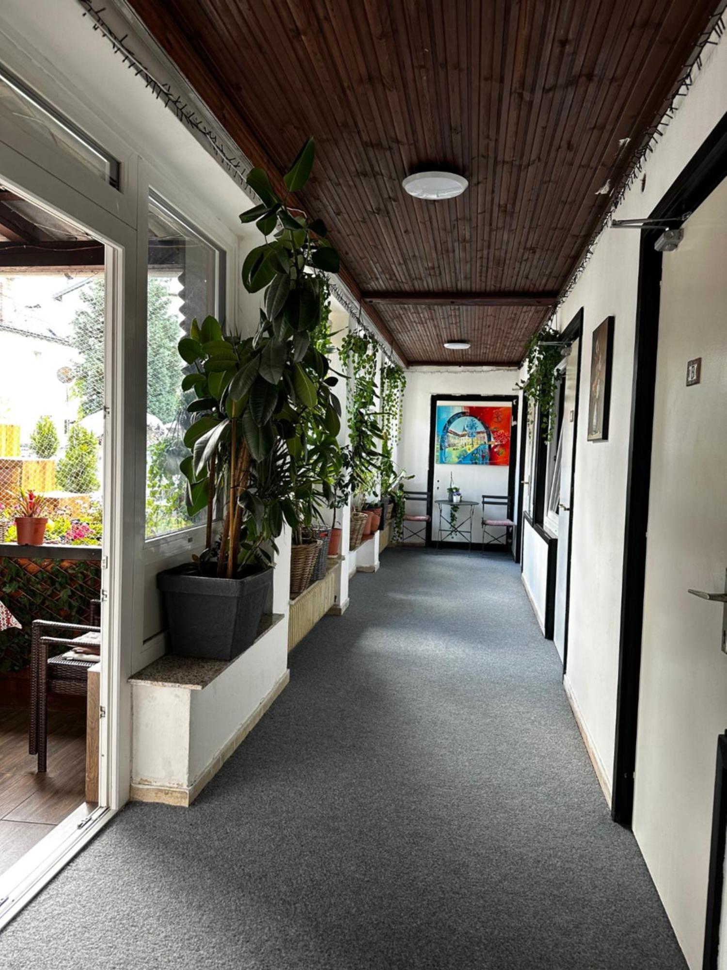 Hostel Lovely Rooms, City Center, Shared Bathroom, Windows To Corridor วิลลาค ภายนอก รูปภาพ